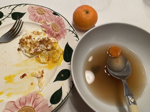 Mittagessen - Reste-Suppe Spiegelei Mandarine